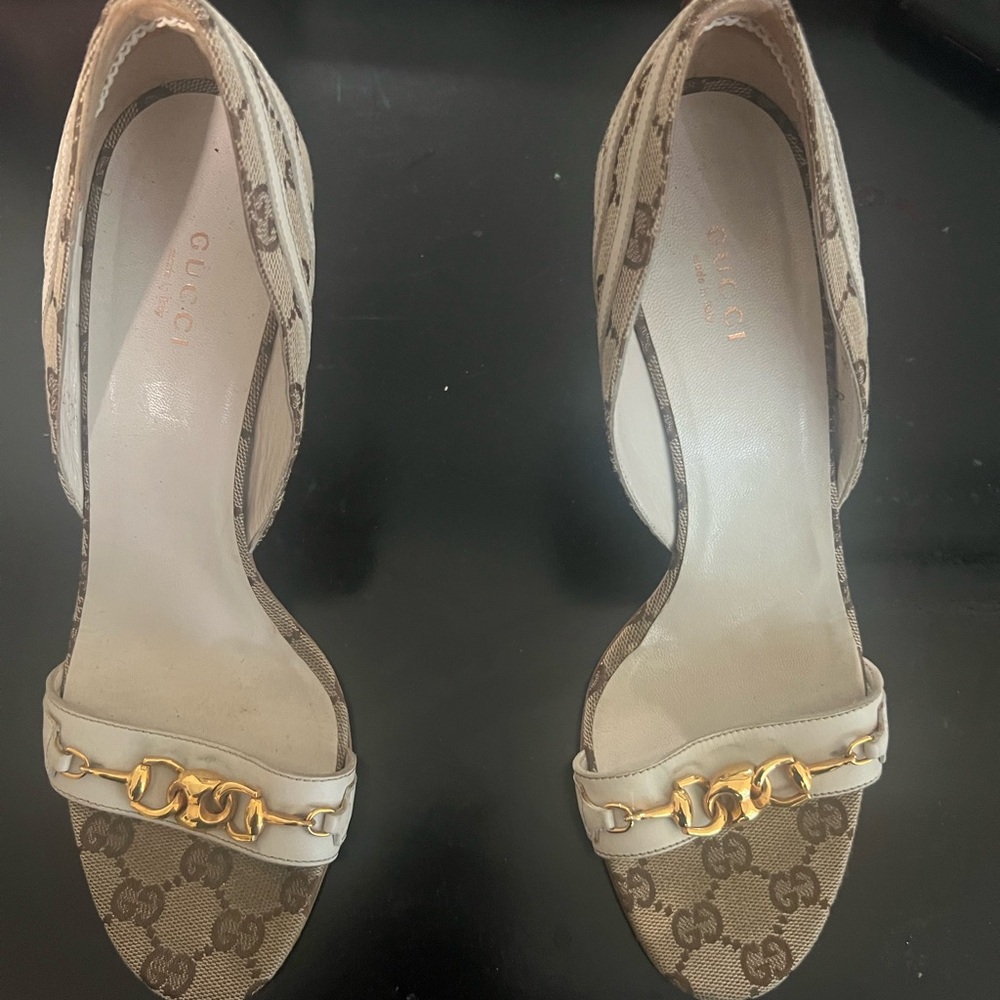 Gucci Women's Beige and Gold Heels